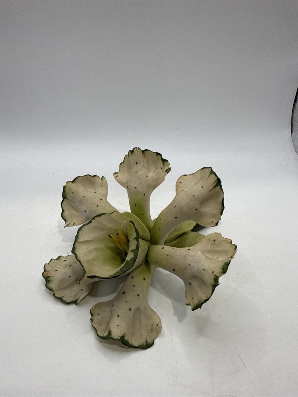 Vintage Nuova Capodimonte Savastano Italy Porcelain Floral Figurine 5 1/4” *